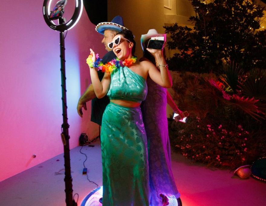 Mirror Loves You Photobooth concept γάμου