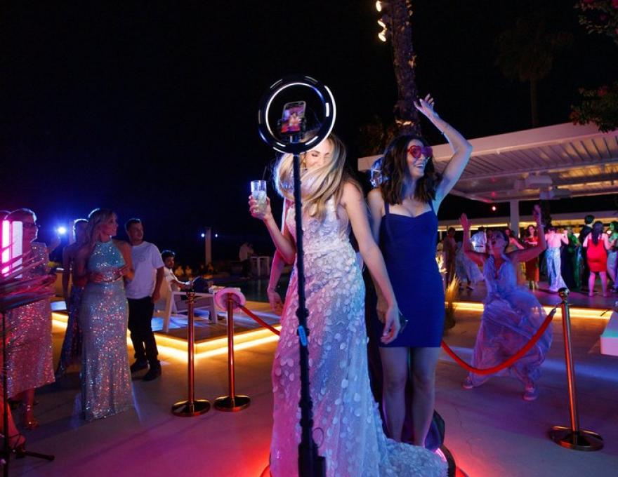 Mirror Loves You Photobooth concept γάμου