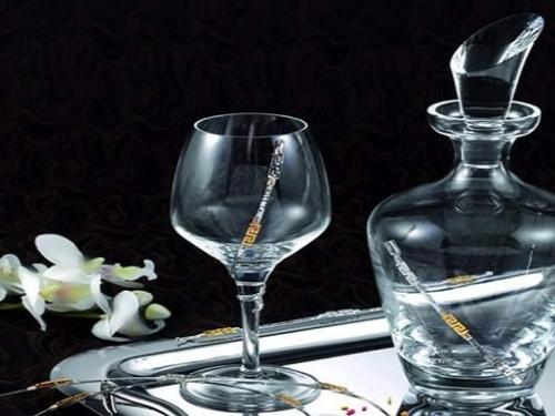 Δισκοπότηρα γάμου: Τι να διαλέξεις αν γίνεσαι κουμπάρος