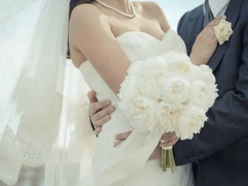 Στέφανα γάμου: Ο συμβολισμός τους και τι να διαλέξεις για τον γάμο σου